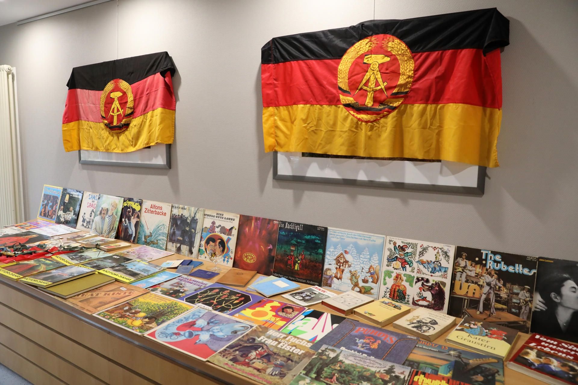 Bei einem "Museumstag" am werden Pionier-Blusen, FDJ-Blusen, FDJ-Fahnen und andere DDR-Utensilien präsentiert.