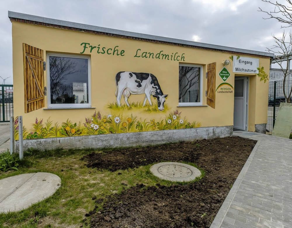 Aus der Pförtnerbude ist das Haus für den Milchautomaten geworden. Ab Freitag kann gezapft werden.