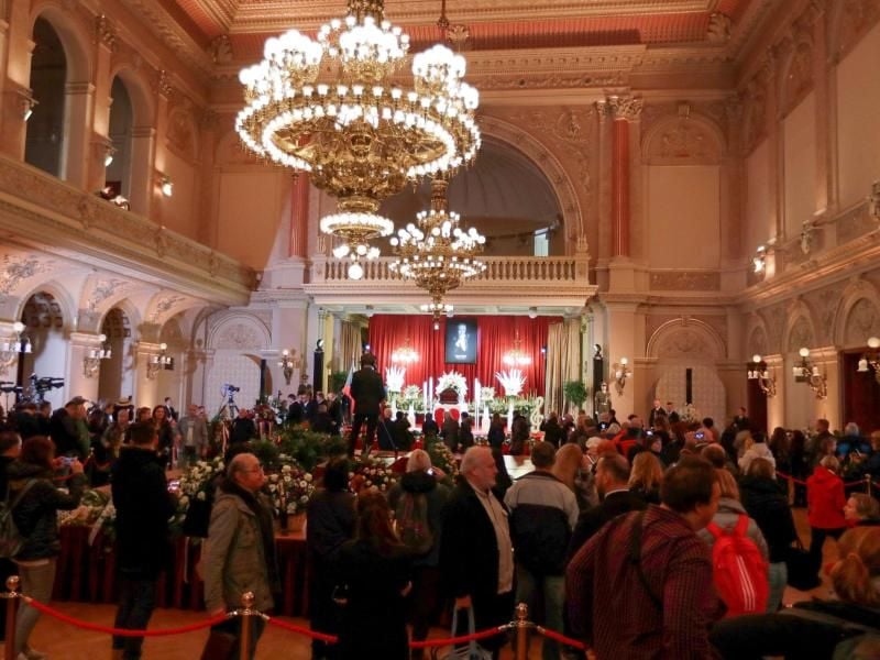 Ein letztes Lebewohl: Abschied von Karel Gott im Prager Sophienpalais. Foto: Petr David Josek/AP/dpa