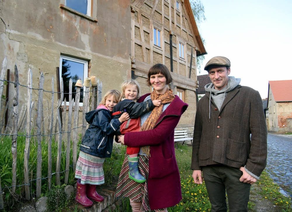 Birte Oltmanns und Sebastian Mäder zogen mit ihren Töchtern Valerie und Lola von Leipzig nach Lützkewitz. Sie richten sie sich in einem alten Haus ein ökologisches Zuhause ein.