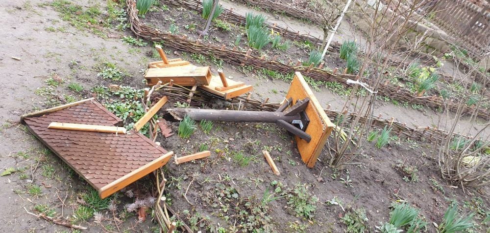 Von dem Vogelhäuschen ist nur noch Sperrholz übrig. Vandalen haben am Wochenende auf dem Goldberg gewütet.