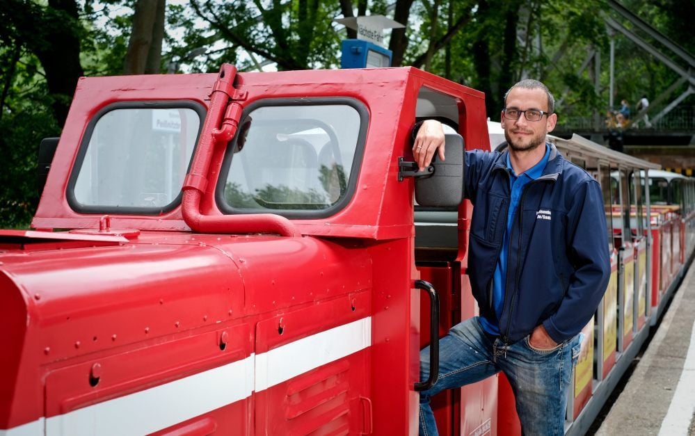 Lokführer Sebastian Hoffmann kennt den Peißnitzexpress wohl so gut wie kein anderer Hallenser.