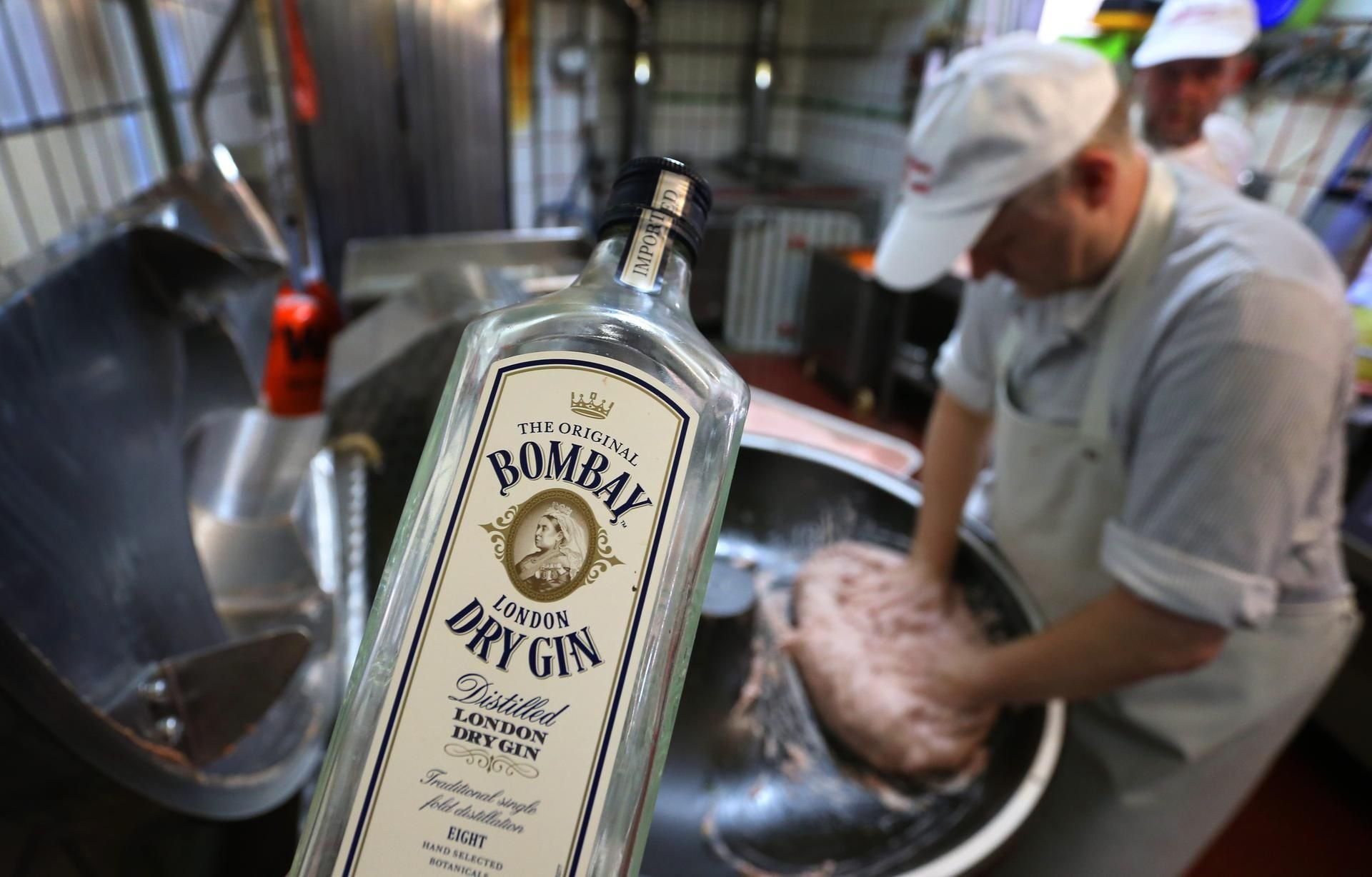 Metzger Matthias Freund bereitet in seiner Metzgerei eine Bratwurstmasse vor, der er zuvor Gin beigegeben hat.
