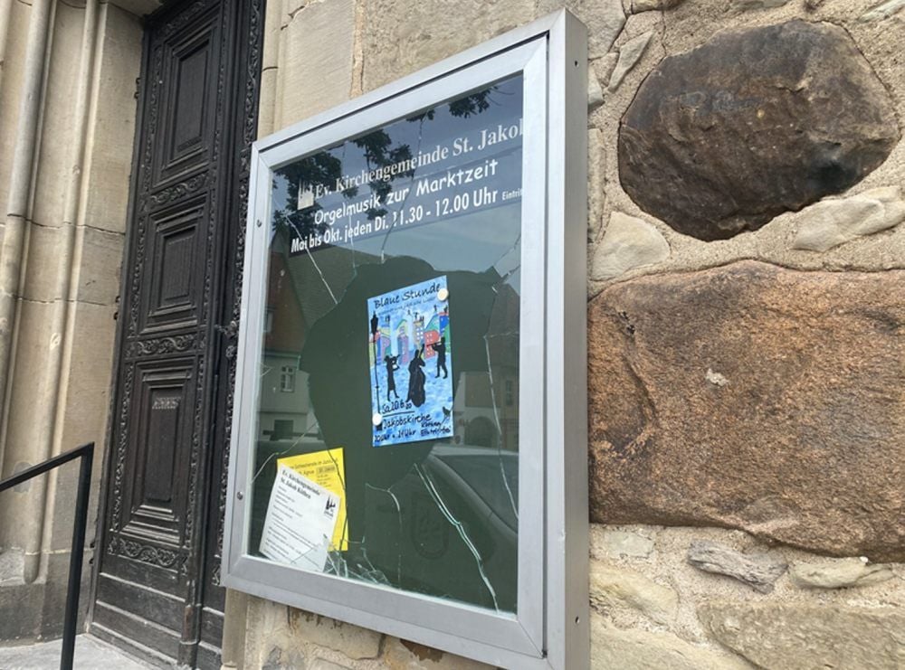 Unbekannte haben die Scheiben des Informationskastens der Evangelischen Kirchengemeinde St. Jakob eingeschlagen.
