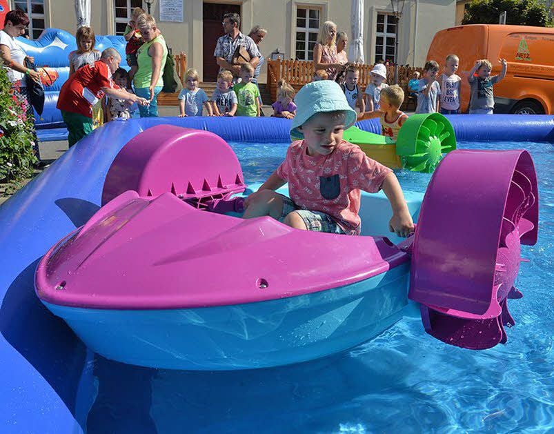 Besonders beliebt war die Bootsfahrt im kühlen Wasser auf dem Holzmarkt.