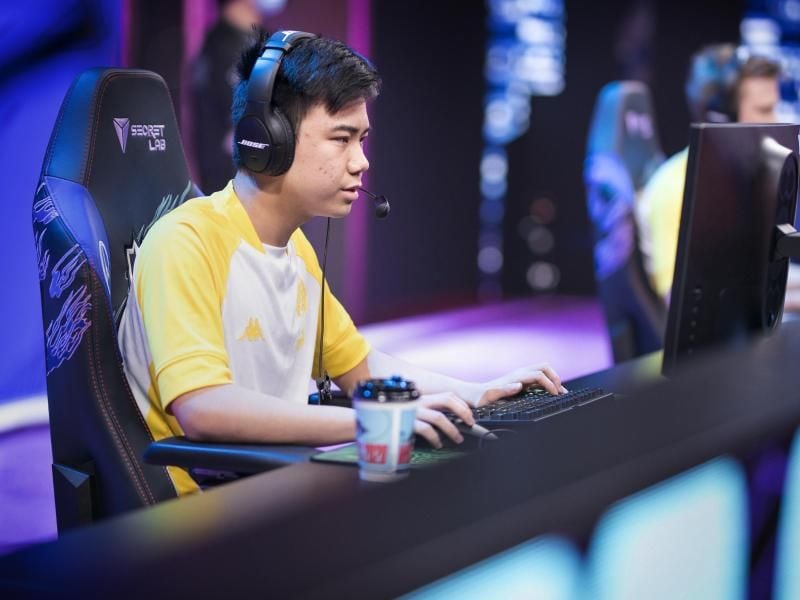 MAD Lions um Jungler Zhiqiang „Shad0w” Zhao können weiter auf die Hauptrunde der LoL-WM hoffen. Foto: Riot Games/dpa