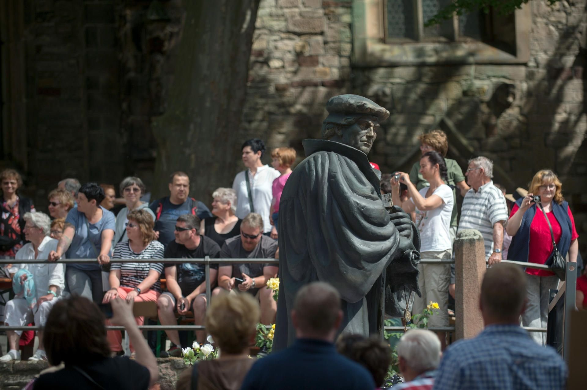 Eine Martin-Luther-Skulptur steht in Lutherstadt Eisleben beim Festumzug des Sachsen-Anhalt-Tages 2017 auf einem Wagen, der an den Besuchern vorbeifährt.
