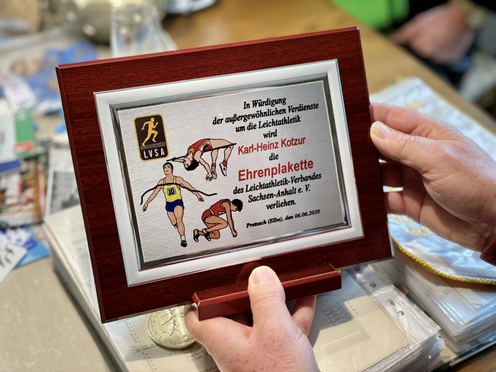 Im Juni erhielt Kotzur eine Ehrenplakette für seine außergewöhnlichen Verdienste.