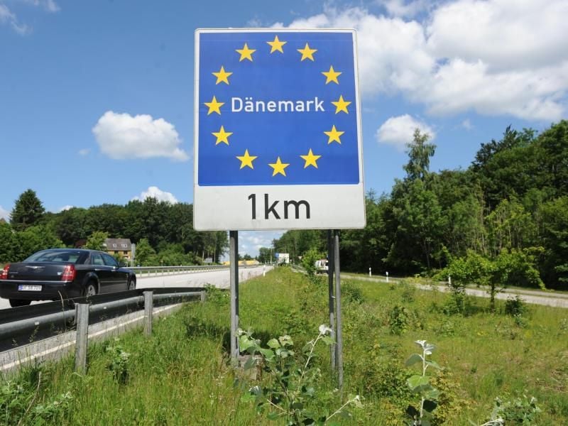 Das Schild "Dänemark - 1 km" mit den Sternen der EU am deutsch-dänischen Grenzübergang. Foto: Jörg Carstensen/Archiv