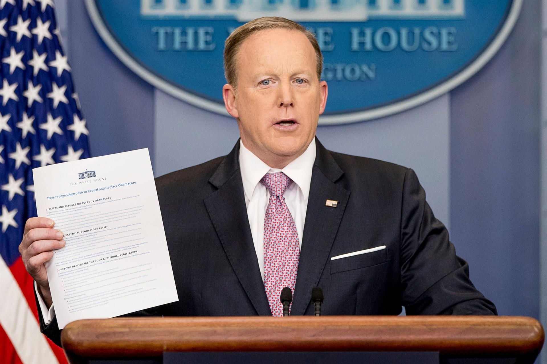 Pressesprecher des Weißen Hauses, Sean Spicer, zeigt ein Dokument von Donald Trump, in dem der US-Präsident ein neues Gesundheitssystem fordert.