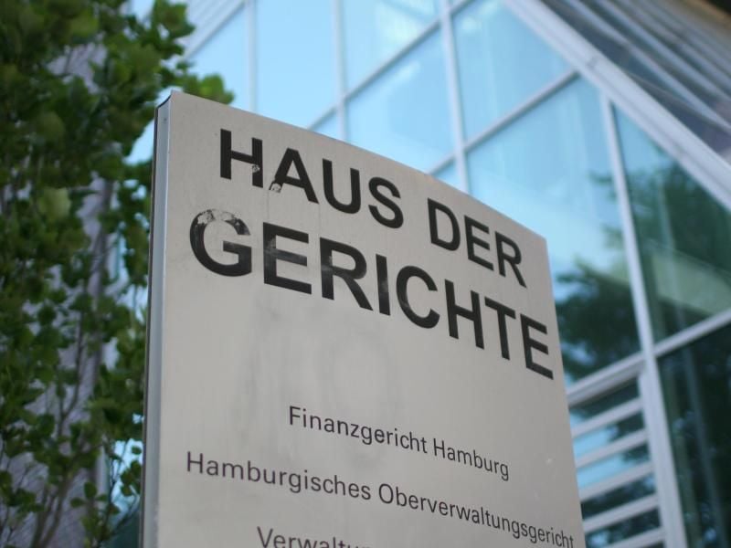 Vor dem „Haus der Gerichte” in Hamburg. Foto: Christian Charisius/Archiv