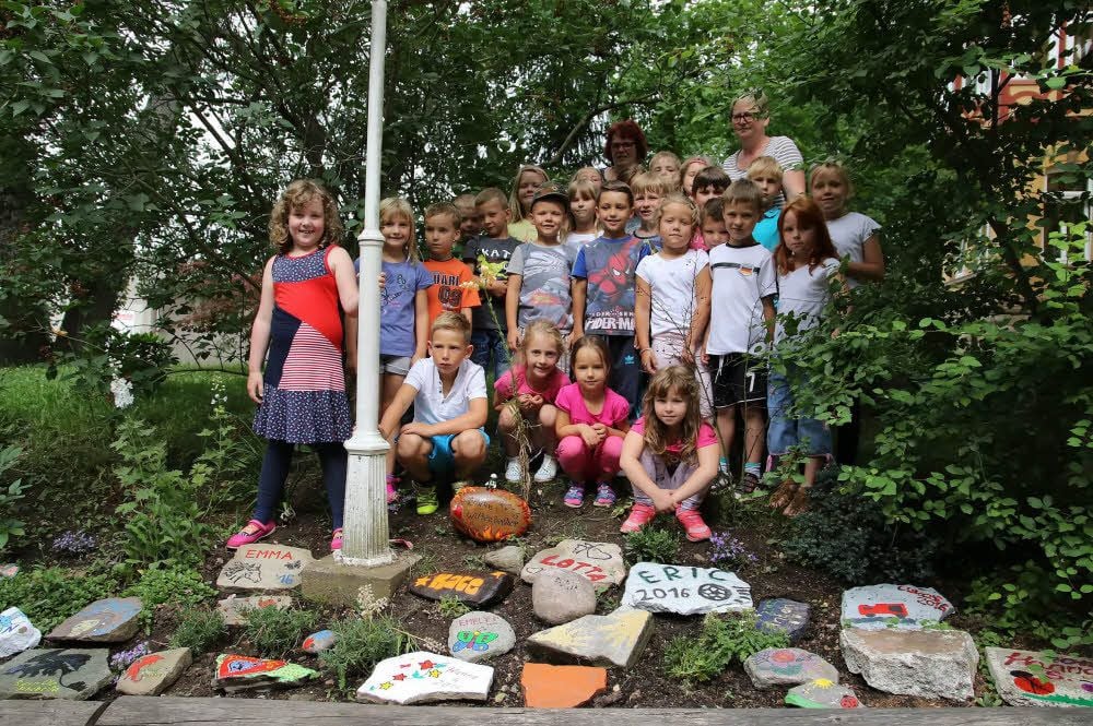 Zum Abschied hinterlassen die Mädchen und Jungen einen schmuck gestalteten Stein in ihrem Kindergarten. 38 Schulanfänger sind es in diesem Jahr aus der Kindertagesstätte „Kreuzberg“. Das nicht alle mit auf dem Foto sind, ist der Urlaubszeit geschuldet.