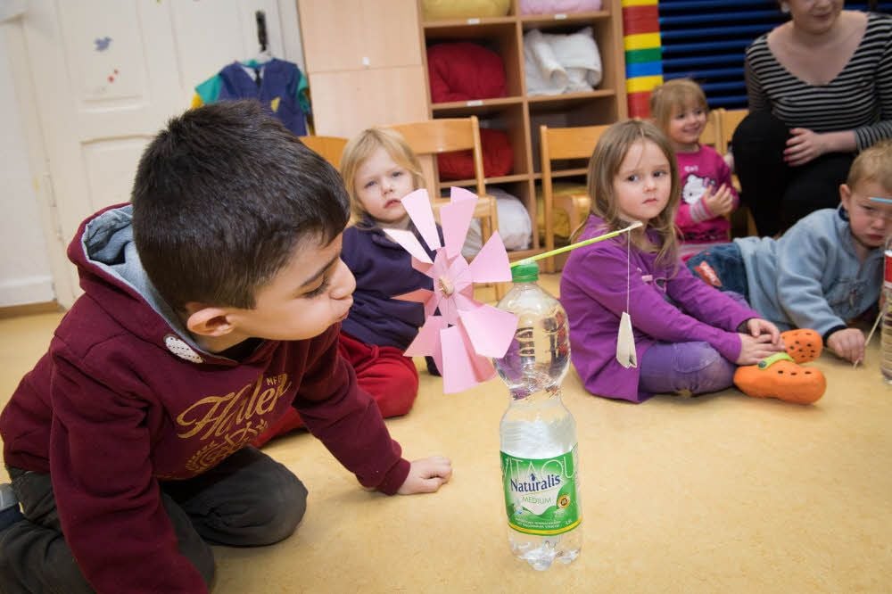 Im Bummi lernen die Kinder, wie mit Hilfe von Windkraft Lasten bewegt werden können. Ein selbst gebautes Windrad hebt einen am Faden baumelnden Teebeutel in die Luft. Delschad führt es vor.