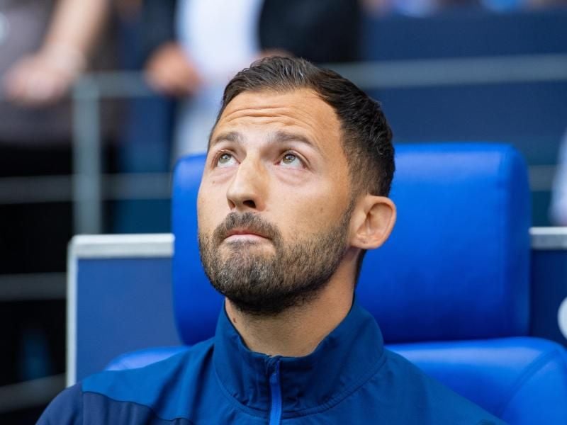 Trainer Domenico Tedesco hat seinen Vertrag beim FC Schalke 04 bis 2022 verlängert. Foto: Guido Kirchner
