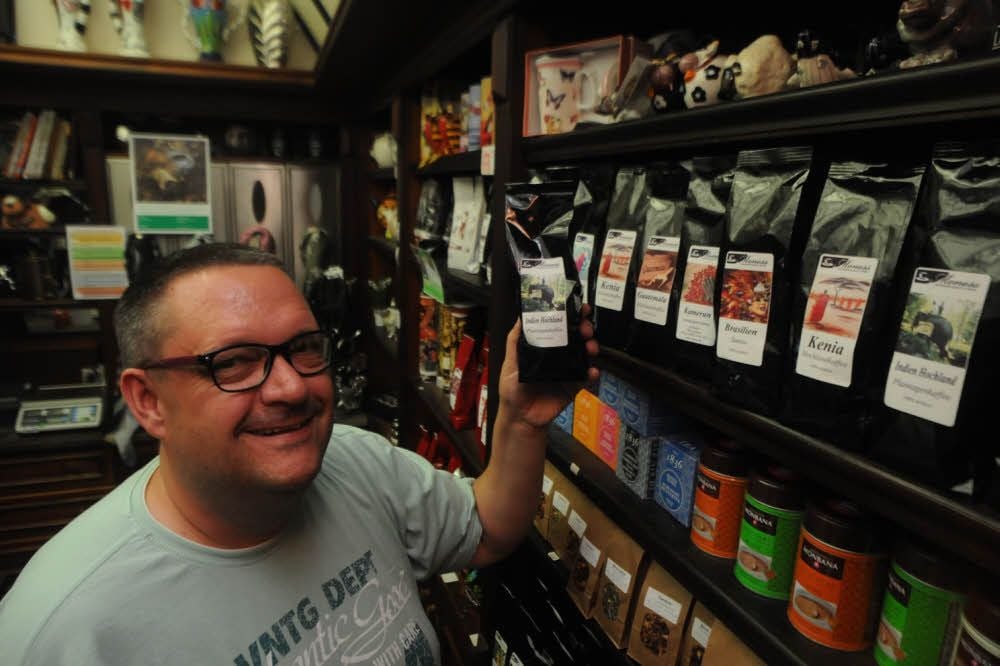 Karsten Fontana, der den Vertrieb an Gewerbekunden sowie den Social-Media-Auftritt verantwortet, präsentiert im Shop einige Moness-Röstmischungen.