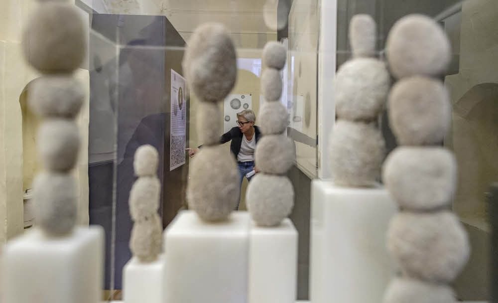Suchbild: Wo ist die Künstlerin? Am 14. September eröffnet die Cranach-Stiftung Wittenberg eine Kabinettausstellung mit Objekten und Grafiken von Frederike von Cranach. Diese ist tatsächlich eine Nachfahrin des berühmten Renaissancemalers. Zurzeit lebt und arbeitet sie in London.