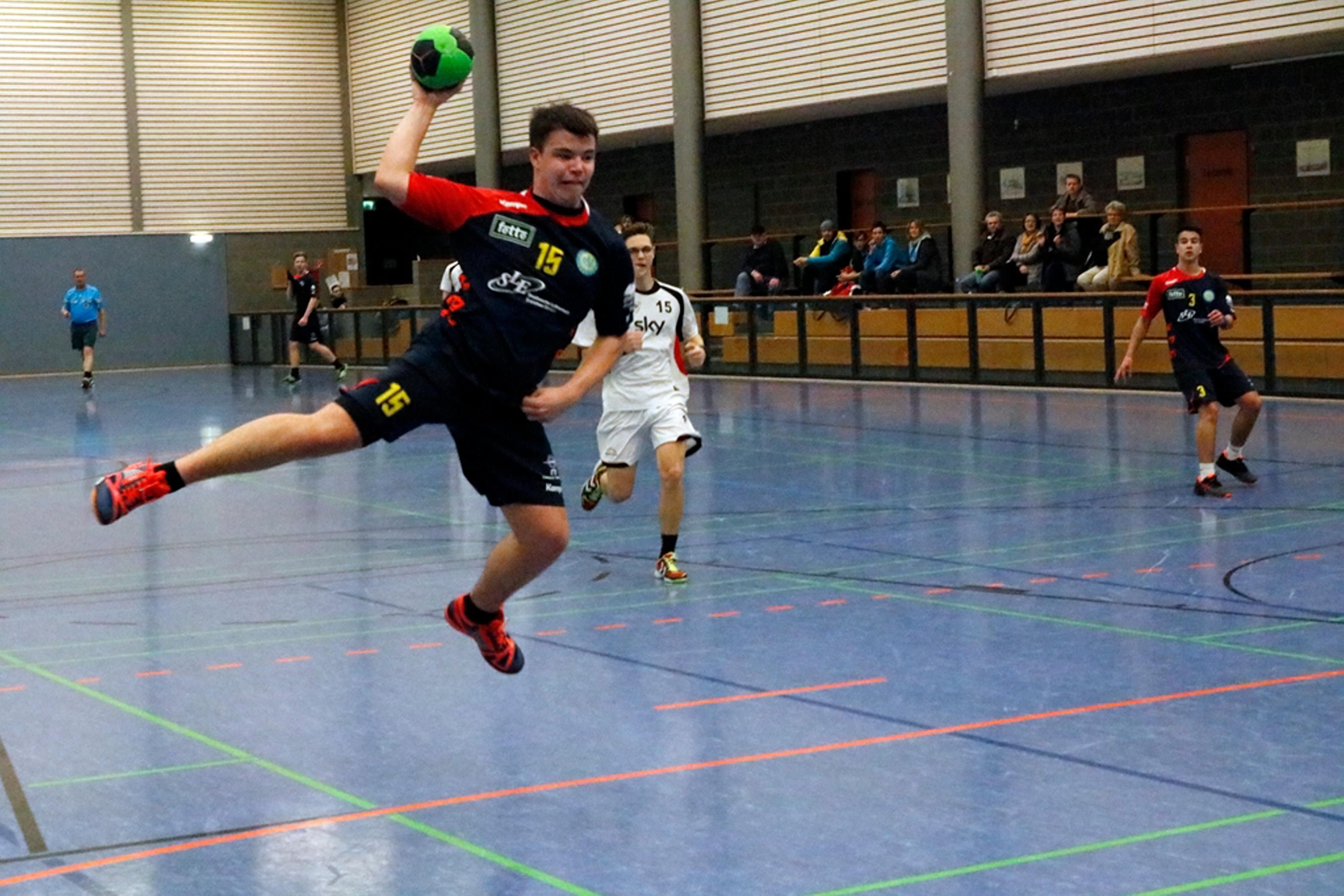 Andre Bunk von den Erdeborner A-Junioren beim Torwurf im Spiel gegen Sangerhausen
