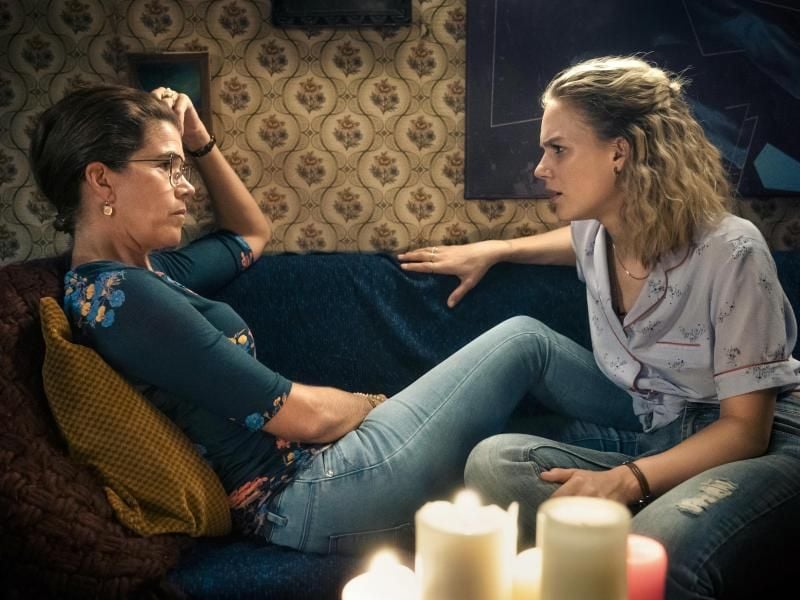 Anke Engelke (l) als Angela und Alicia von Rittberg als Teresa, die eine Idee für eine neue App hat. Foto: 20th Century Fox