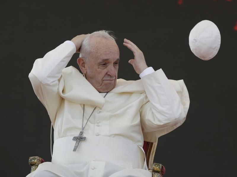 Ein Windstoß verwehte die Kappe von Papst Franziskus. Foto: Andrew Medichini
