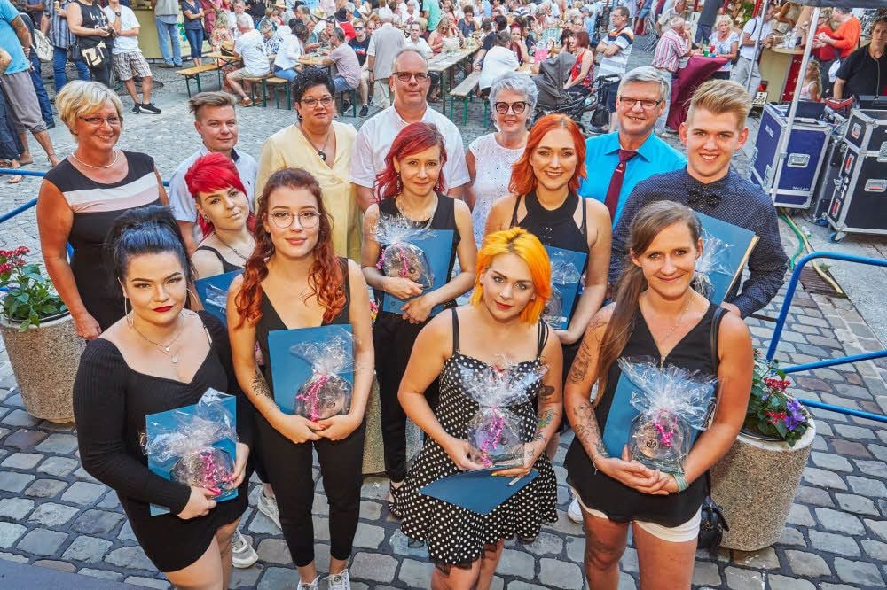 Zehn junge Leute aus dem Bäcker- und Friseurhandwerk erhielten ihren Gesellenbrief von Vertretern der Kreishandwerkerschaft.