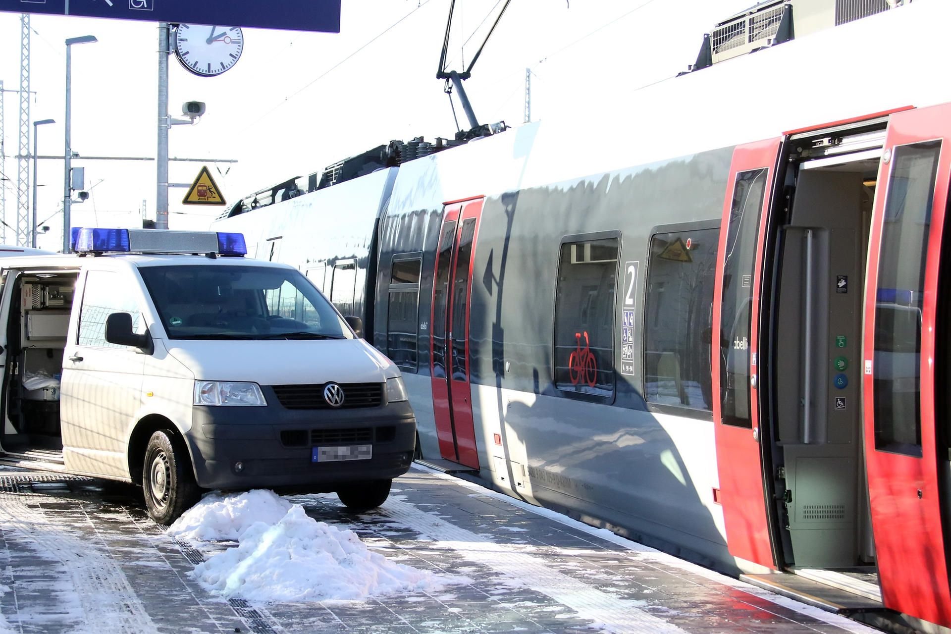 Der Zug wurde auf dem Bahnhof in Sangerhausen von der Kriminaltechnik untersucht.