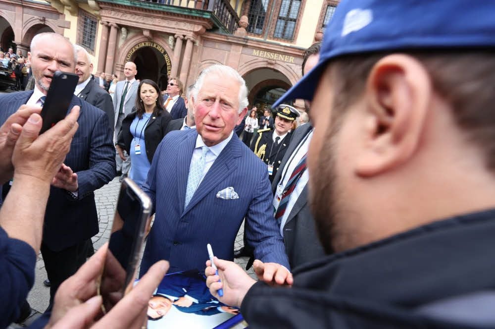 Der hallesche Autogrammsammler Christoph Kräupziger (rechts) im Gespräch mit dem britischen Thronfolger Prinz Charles.