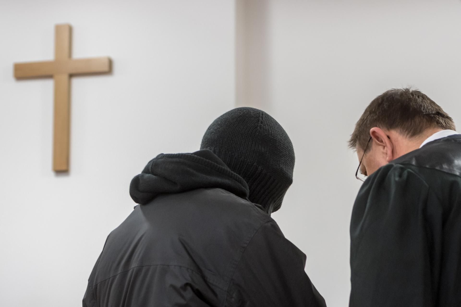 Der angeklagte ehemalige Priester (l.) im Gerichtssaal mit seinem Verteidiger