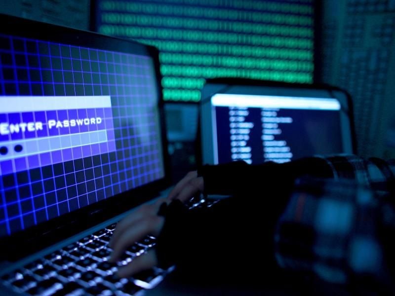 Hacker stehlen oft unbemerkt eine große Menge Daten - darunter auch Passwörter und persönliche Informationen. Foto: Oliver Berg/dpa