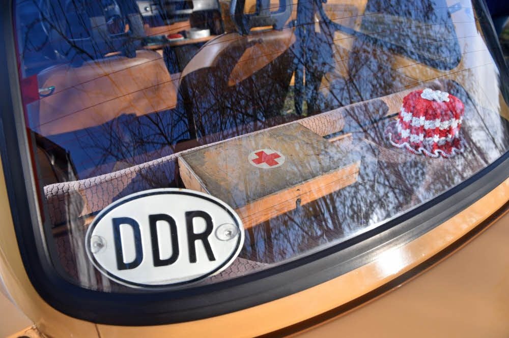 Liebe zum Detail: ein originaler Sanikasten und die behäkelte Klopapierrolle