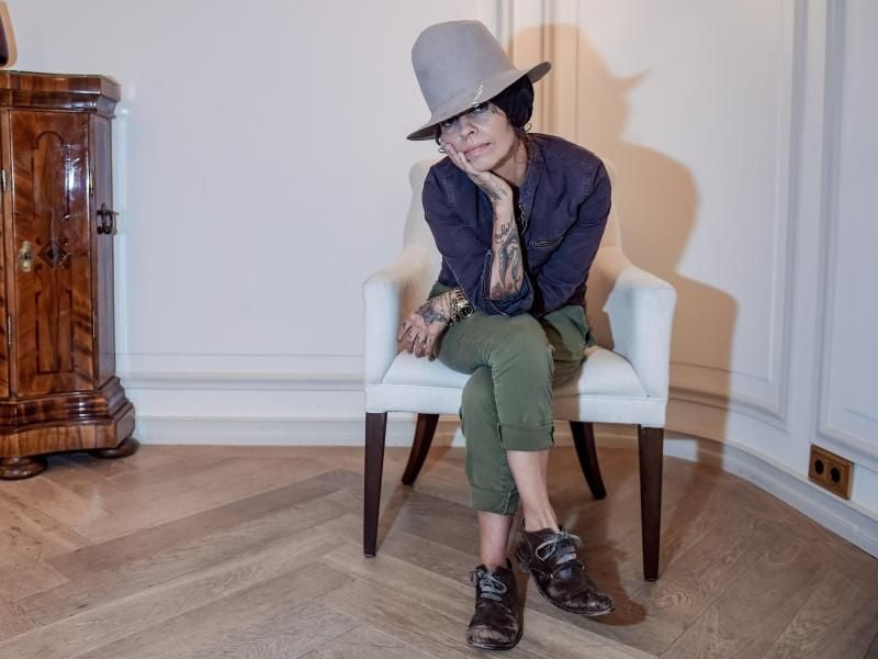 Linda Perry, US-amerikanische Sängerin und Komponistin, schaut im Hotel Vier Jahrezeiten in die Kamera des Fotografen. Foto: Axel Heimken