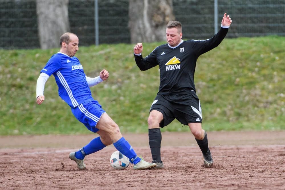 Kreisklasse-Top-Torjäger Christian Ehrhardt (l.) - hier mit dem Bad Kösener Florian Decker - stürmt für die Kombination Billroda/Bad Bibra II/ Saubach II.