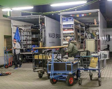 Jede Menge Equipment: Ausladen für die nächste Drehnacht.