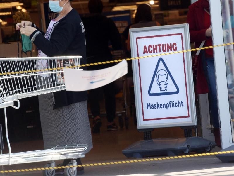 Zur Eindämmung des Coronavirus gilt seit Wochen eine Pflicht zum Tragen einer Mund-Nasen-Schutzmaske im öffentlichen Nahverkehr und beim Einkaufen. Foto: Wolfgang Kumm/dpa