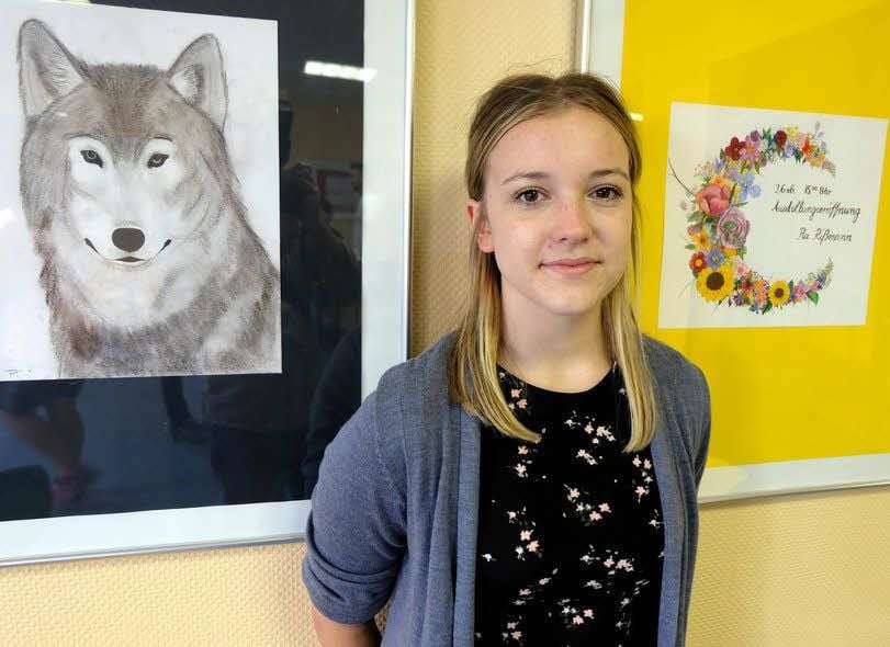 Die 16-jährige Pia Rißmann stellt im Speiseraum der Schule ihre Bilder aus. Diese sind in den vergangenen drei Jahren entstanden.