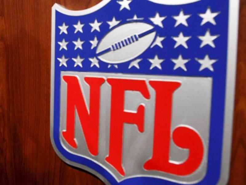 In der NFL gab es binnen einer Woche 17 positiv auf das Coronavirus getestete Football-Profis. Foto: epa Larry W. Smith/EPA/dpa