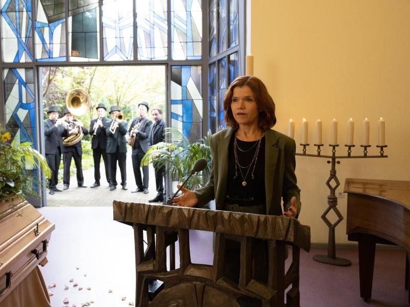 Anke Engelke als Trauerrednerin Karla hat „Das letzte Wort”. Foto: Frederic Batier/Netflix/dpa