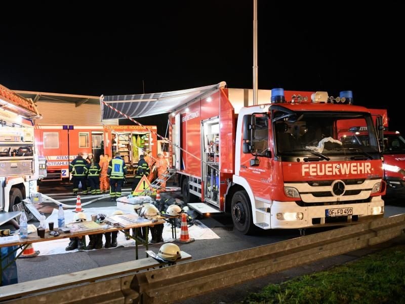 Einsatzkräfte der Feuerwehr stehen auf dem Gelände der Spedition Rhenus Logistics. Foto: Silas Stein/dpa