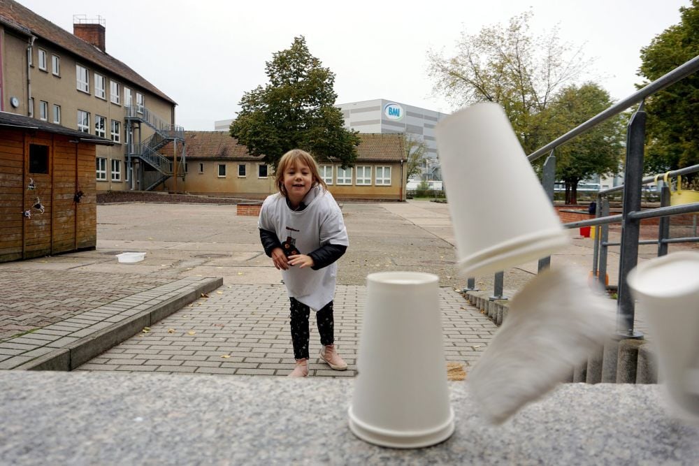 Leni Matthes wirft mit „Knochen“ aus Gips auf Gespenster-Becher.