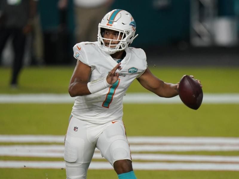 Tua Tagovailoa soll Ryan Fitzpatrick bei den Miami Dolphins als Quarterback ersetzen. Foto: Lynne Sladky/AP/dpa