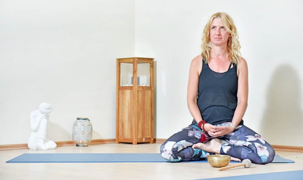 Gesine Owsianny in ihrem Yogastudio - sitzend, liegend oder stehend praktiziert sie die Yogalehre.