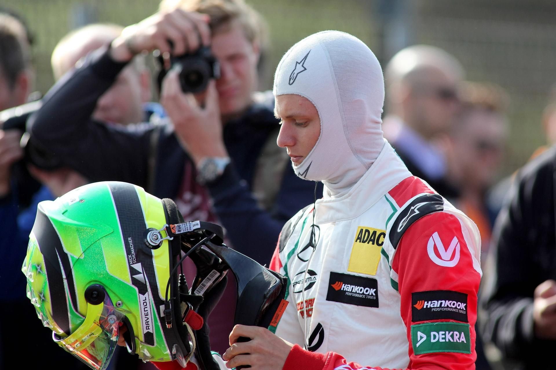 Mick Schumacher steigt in einen alten Boliden seines Vaters.