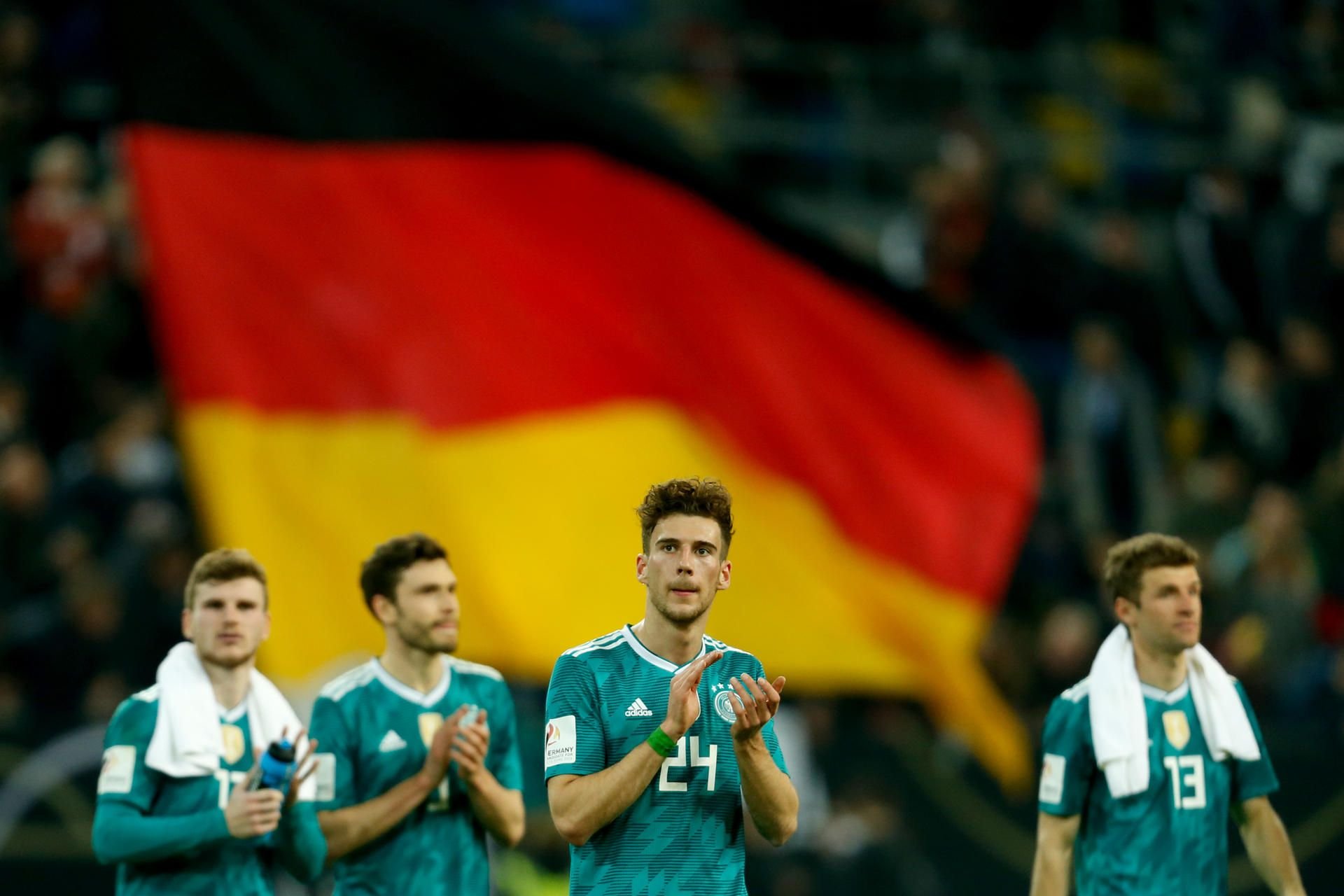Die Nationalspieler bedanken sich nach dem 1:1 gegen Spanien bei den Zuschauern in Düsseldorf.