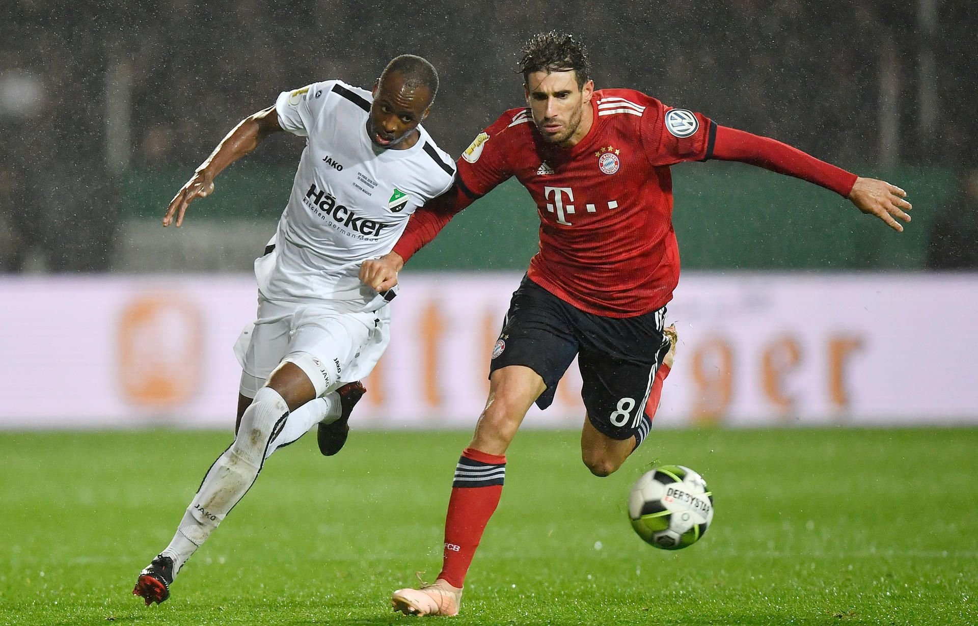 Kelvin Lunga und Javi Martinez im Zweikampf.