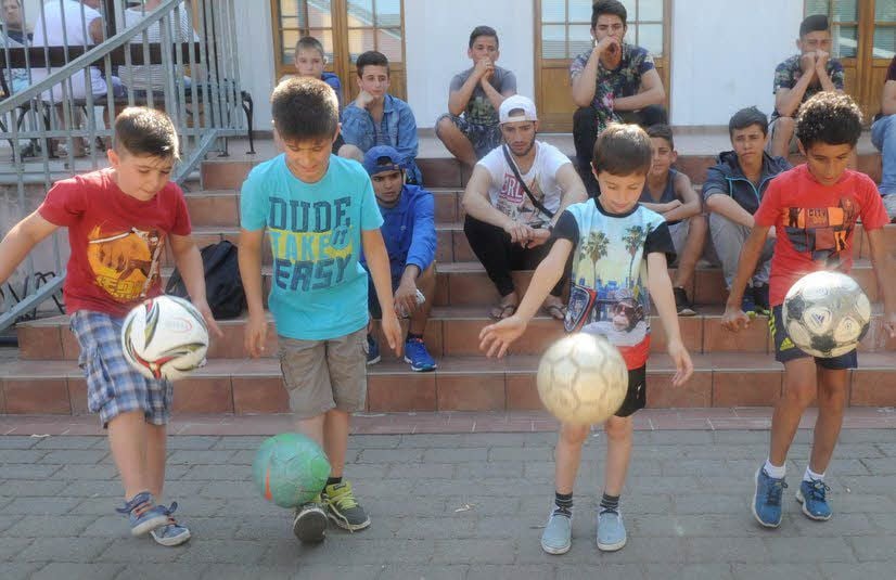 Kinder, die vom Jugendhaus Moskito in Eisleben- betreut werden, beim Straßenfußball. Für das Projekt gab es im vergangenen Jahr auch schon Geld vom MZ-Verein „Wir helfen“.