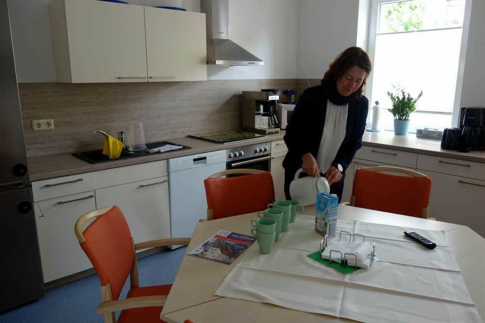 Anja Hille in der modern eingerichteten Gemeinschaftsküche.