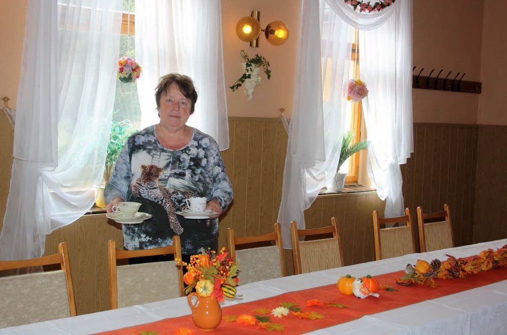 Helga Henze und ihr Mann kümmern sich seit vielen Jahren um die Gäste im Lokal „Zum Herzog von Anhalt“. Am 2. Oktober wird in Gohrau das 160-jährige Bestehen ihrer Kneipe gefeiert.