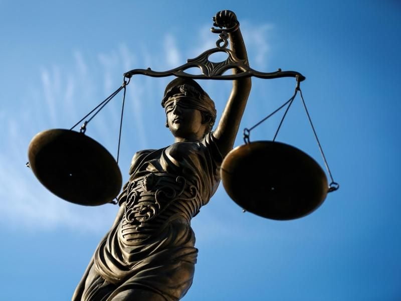 Eine Statue der Justitia hält eine Waage in ihrer Hand. Foto: David Ebener/Archiv