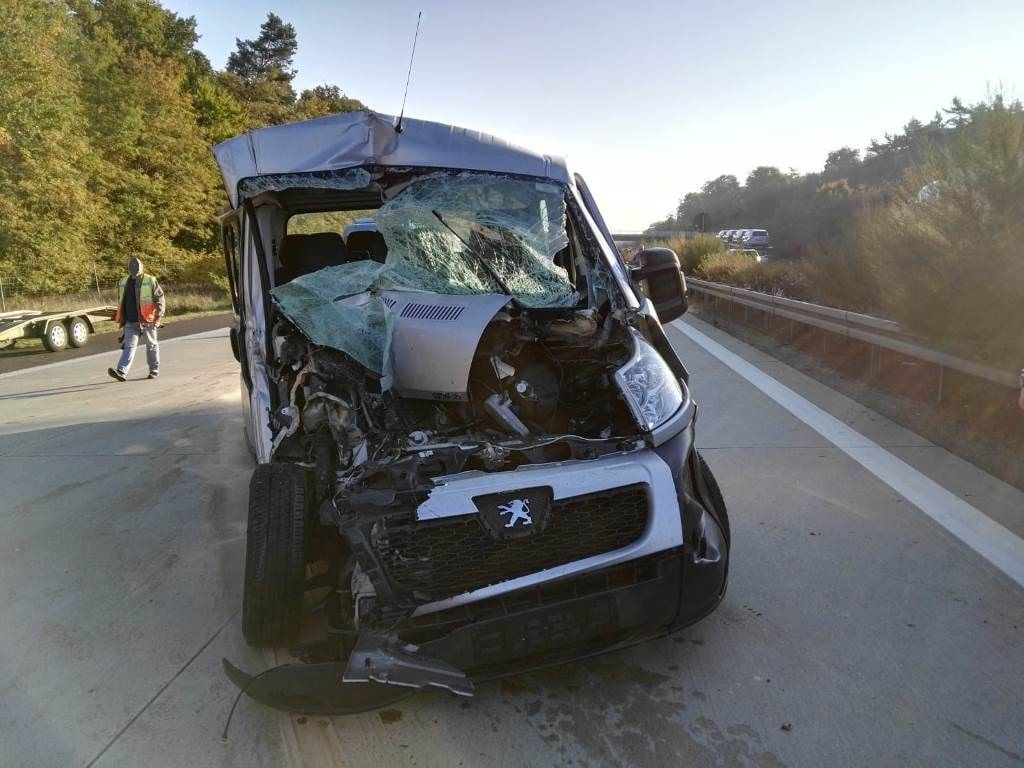 Das Wrack eines Kleintransporters steht auf der Autobahn A2.