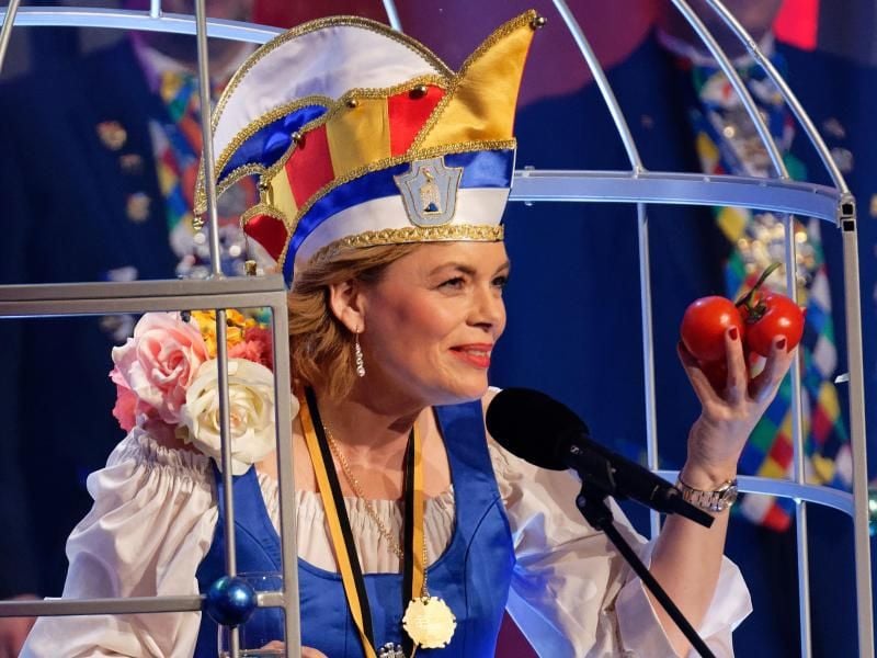 Julia Klöckner im „Narrenkäfig”. Foto: Henning Kaiser