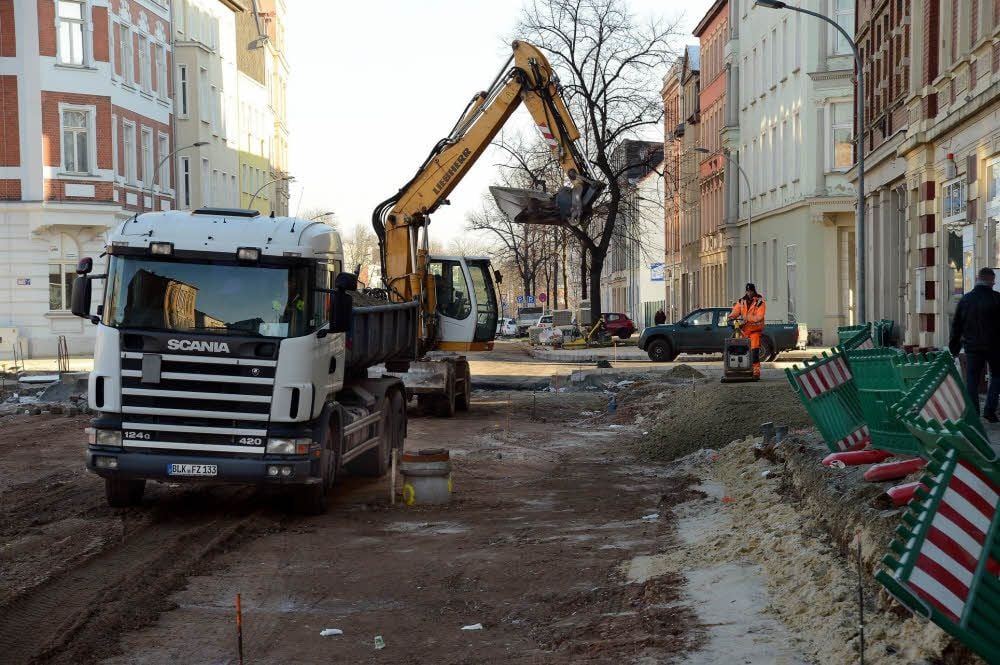 Sehr zügig gehen die Arbeiten der bereits lange geplanten und im Februar begonnenen Baumaßnahme in der Zeitzer Schützenstraße voran. Der Kanalbau ist bis zum Kreuzungsbereich abgeschlossen.